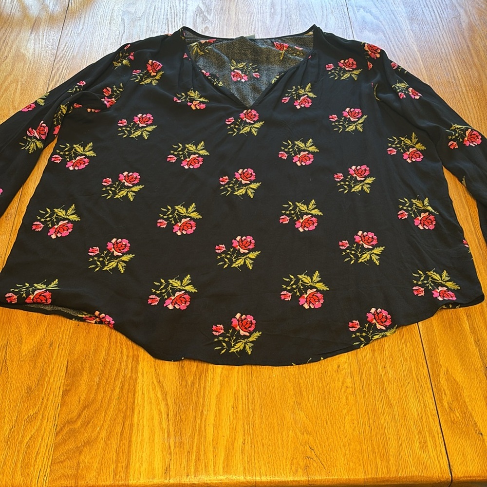 Woman’s Old Navy Blouse - Picture 2 of 8